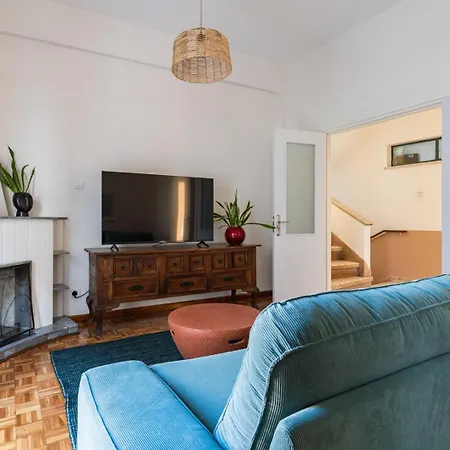 Bluewood Retreat|cozy Vintage 3bdr Heart Apartment Nicosia